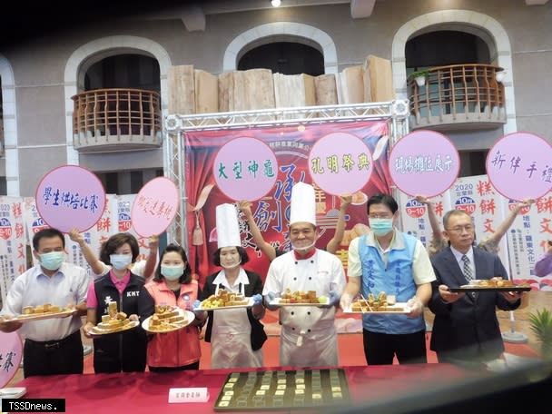 宜蘭糕餅文化祭活動將於十月九日及十日在羅東文化工場二館盛大舉行，活動主題「傳承、創新」。縣長林姿妙製作宜蘭金棗酥新伴手禮為活動暖身。（記者董秀雲攝）。