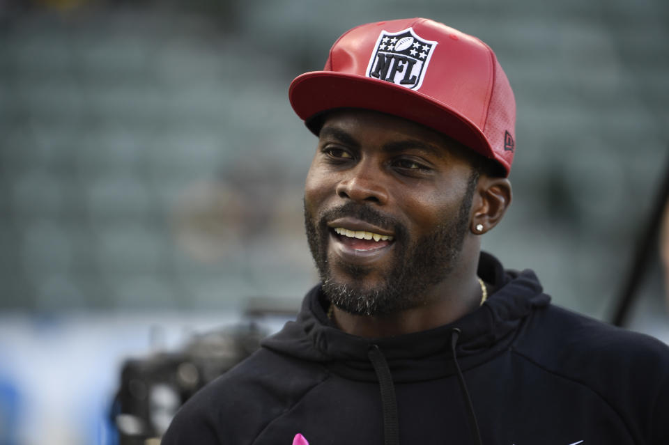 Michael Vick was named a Pro Bowl captain alongside three NFL icons not associated with torturing and murdering dogs. (Denis Poroy/Getty Images)