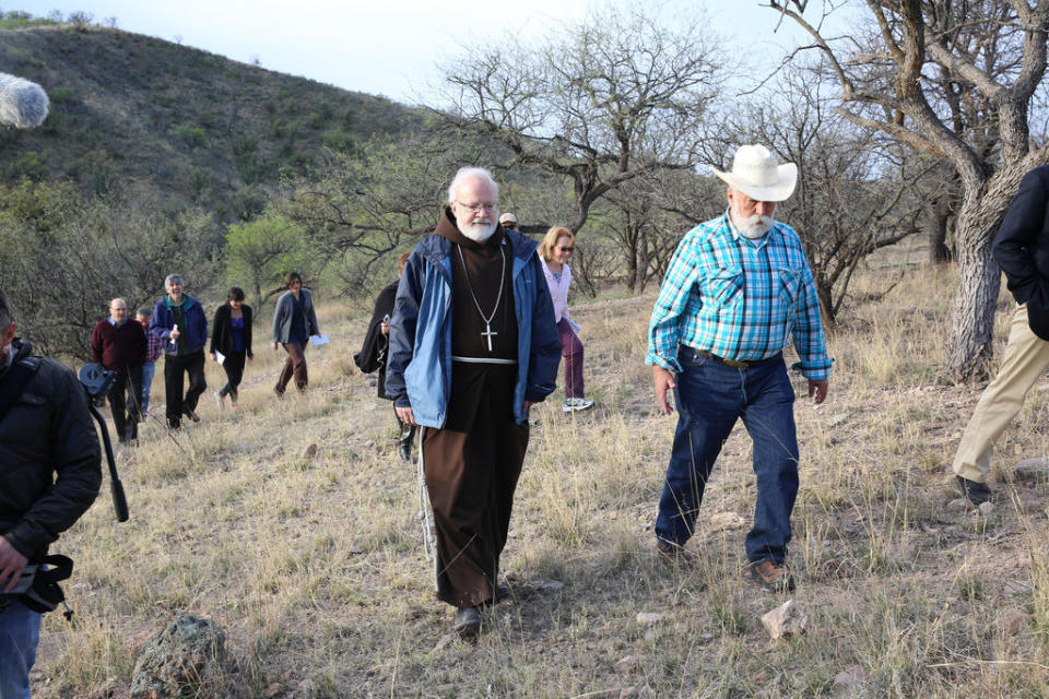 NOGALES, Arizona (April 1, 2014) - Cardinal Seán O'Malley of Boston and 7 other bishops celebrate Mass on the US-Mexico border in Arizona to commemorate the deaths of migrants in the desert and to pray for immigration reform. More information is available at www.justiceforimmigrants.org