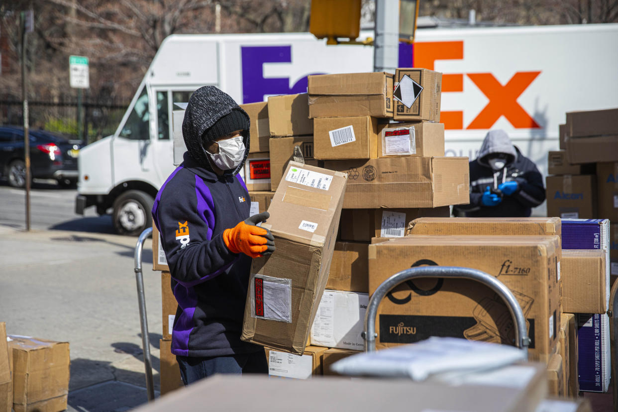 Un repartidor organiza cajas en Nueva York, el 19 de marzo de 2020. (Hiroko Masuike / The New York Times)