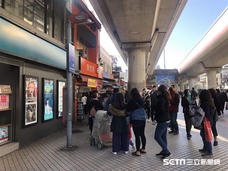 藥妝店又見購買暖暖包的排隊人潮。（圖／網友孫小姐提供）