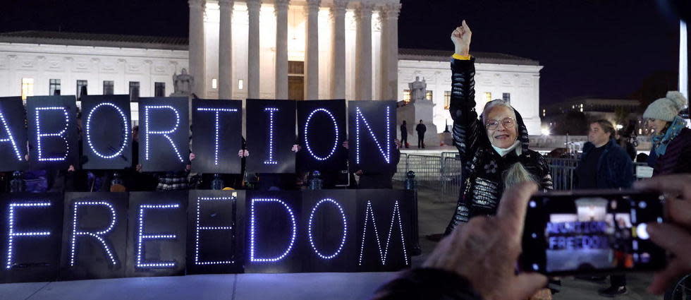 Des militants des droits à l'avortement d'UltraViolet rassemblés devant la Cour suprême des États-Unis le 30 novembre 2021 à Washington.

