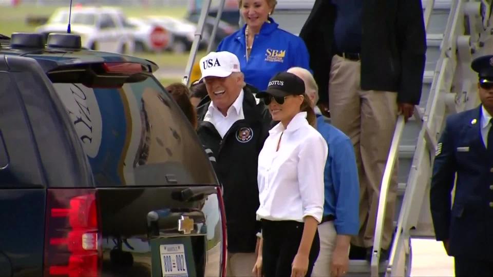 (FOTOS) Donald Trump visita la zona afectada por la tormenta Harvey en Texas