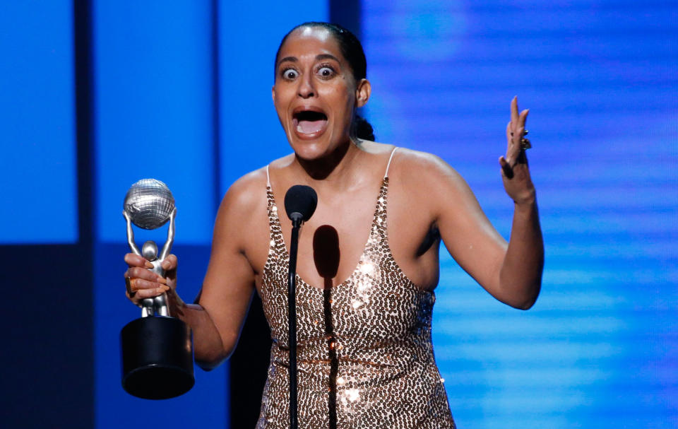 <p>Schauspielerin Tracee Ellis Ross („Black-ish“) nimmt den Preis für die beste Schauspielleistung in einer Comedy-Serie bei den „NAACP Image Awards“ entgegen. Bei der Preisverleihung werden besondere Leistungen von Afroamerikanern in Film, Fernsehen, Musik und Literatur honoriert. (Bild: Reuters) </p>