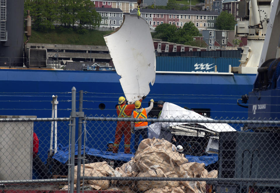 Escombros del sumergible Titán, recuperados del lecho del océano cerca del Titanic, son descargados del buque Horizon Arctic en el muelle de la Guardia Costera canadiense en San Juan, Terranova, miércoles 28 de junio de 2023. (Paul Daly/The Canadian Press via AP)