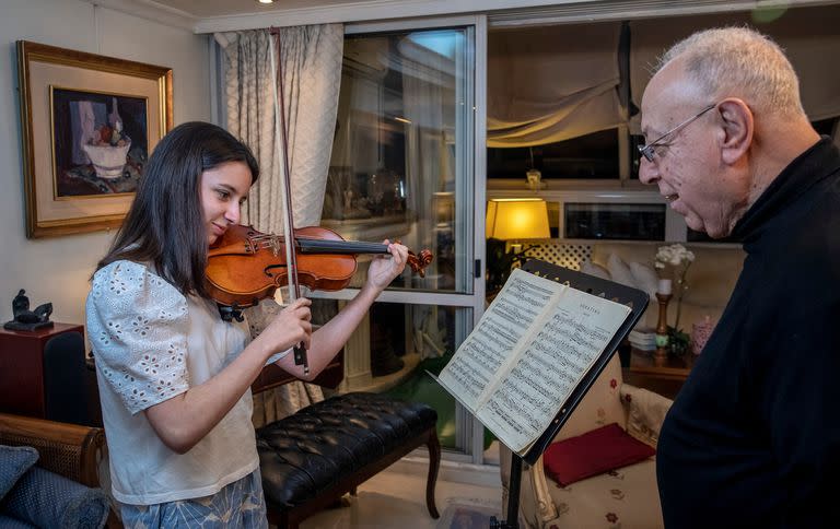 Pilar Policano, repasando partituras para el próximo concierto en Amijai, junto a Rafael Gintoli