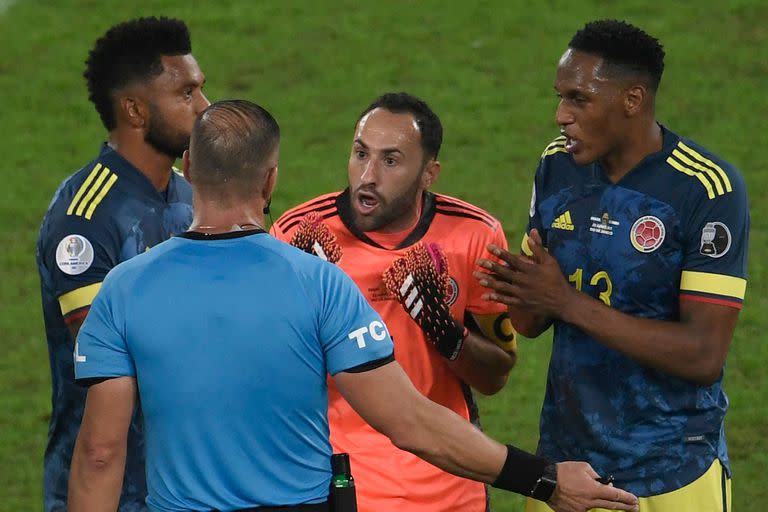 Pitana convalida del gol de Brasil y los colombianos se enloquecen; el arquero David Ospina se va encima del argentino