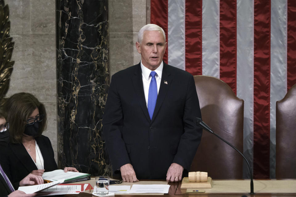 El vicepresidente Mike Pence presidió la certificación de la victoria electoral de Joe Biden. Pence y la mayoría del gabinete podrian invocar la Enmienda 25 de la Constitución para declarar a Donald Trump incapacitado para ejercer su cargo. (AP Photo/J. Scott Applewhite, Pool)