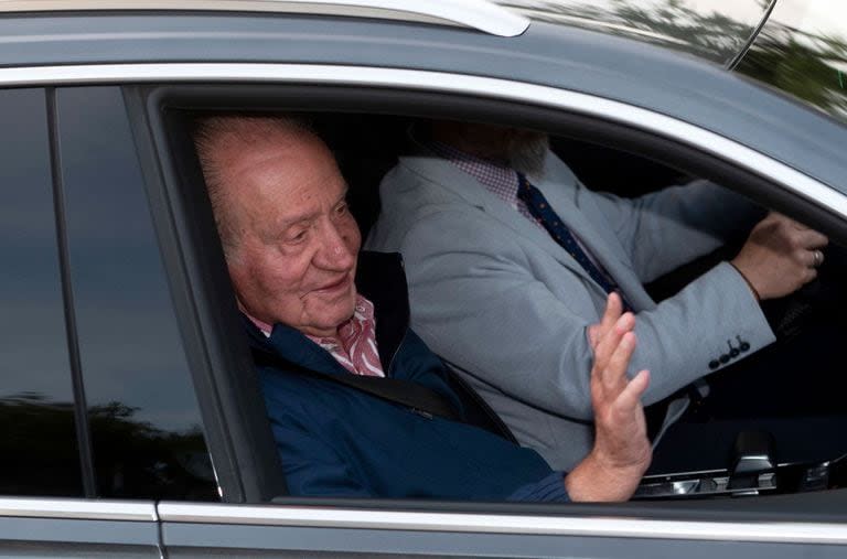 El rey emérito Juan Carlos I a su salida de Madrid con dirección Abu Dhabi tras su visita a España, el 23 de mayo de 2022, en Madrid (España). (Alberto Ortega - Europa Press)