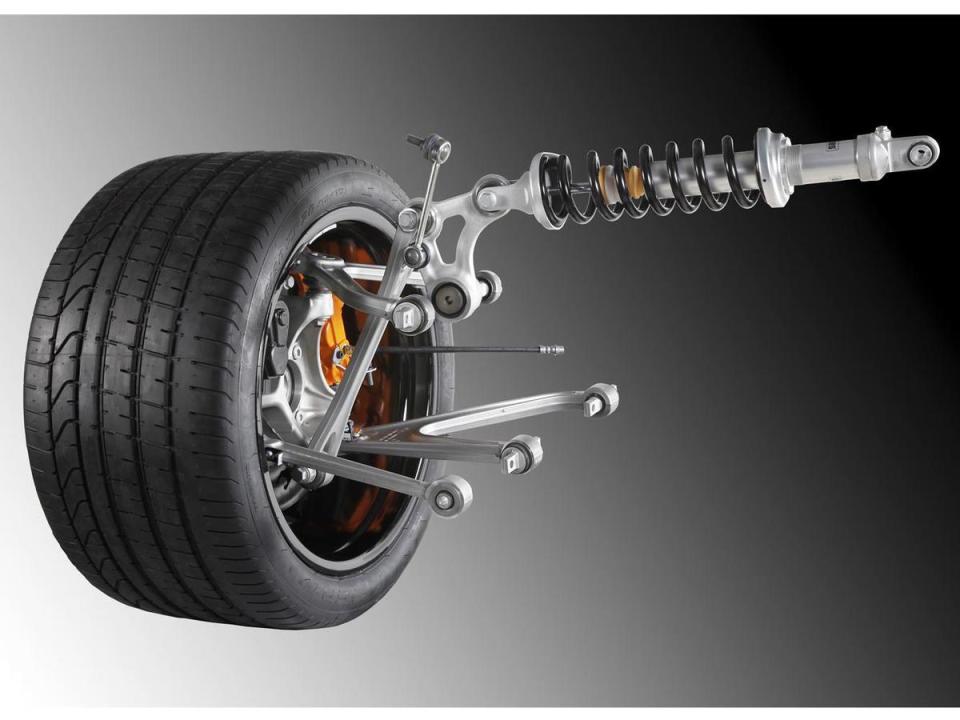 先進的推杆式懸吊系統，水平陳列的彈簧及減震器設計概念源自於F1賽車。