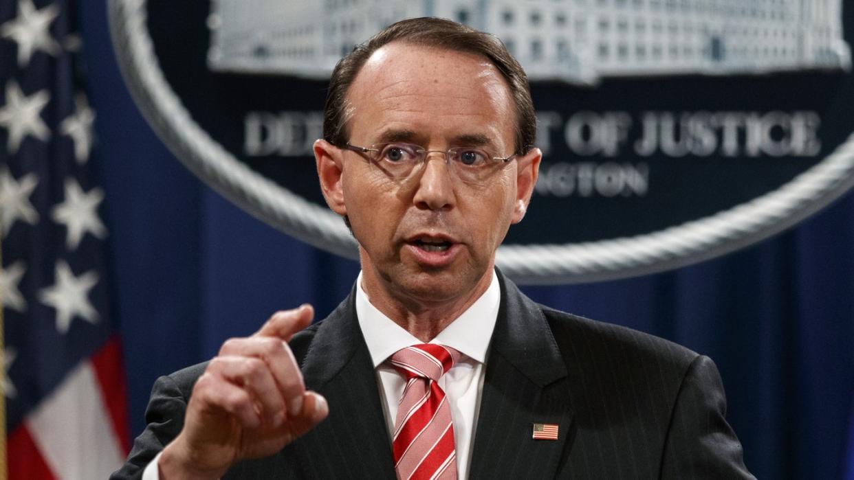 Der stellvertretende Justizminister Rod Rosenstein spricht während einer Pressekonferenz im Justizministerium in Washington. Foto: Evan Vucci/AP