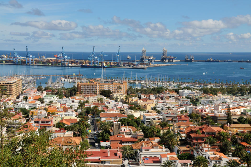 <p>De entre las 10 ciudades más visitadas de España, Las Palmas es la más barata para pasar unas vacaciones este verano. Nos costará en total 862 euros por persona de media. La localidad canaria es también en la que el alojamiento es más económico (346€ de media por una semana en un hotel de tres estrellas del centro). (Foto: Getty Images).</p> 