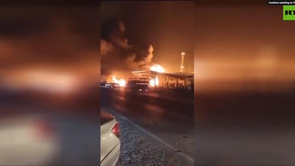 俄羅斯南部城市發生加油站爆炸，疑似被對街火災波及所致。（圖／翻攝自推特RT）
