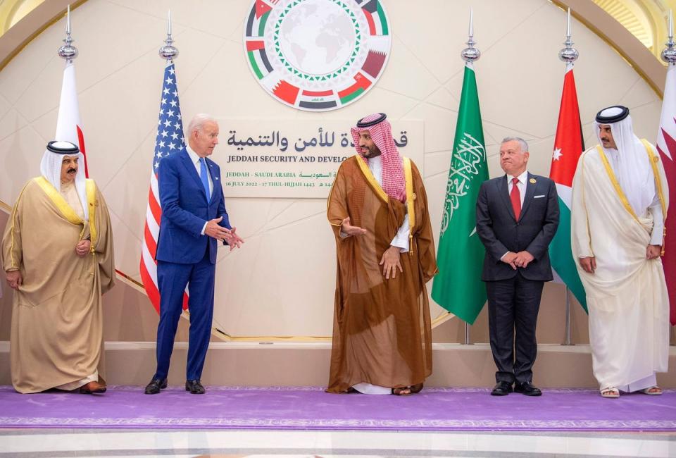 Biden y el príncipe heredero saudí MBS parecen intercambiar algunas palabras durante la sesión fotográfica (EPA)