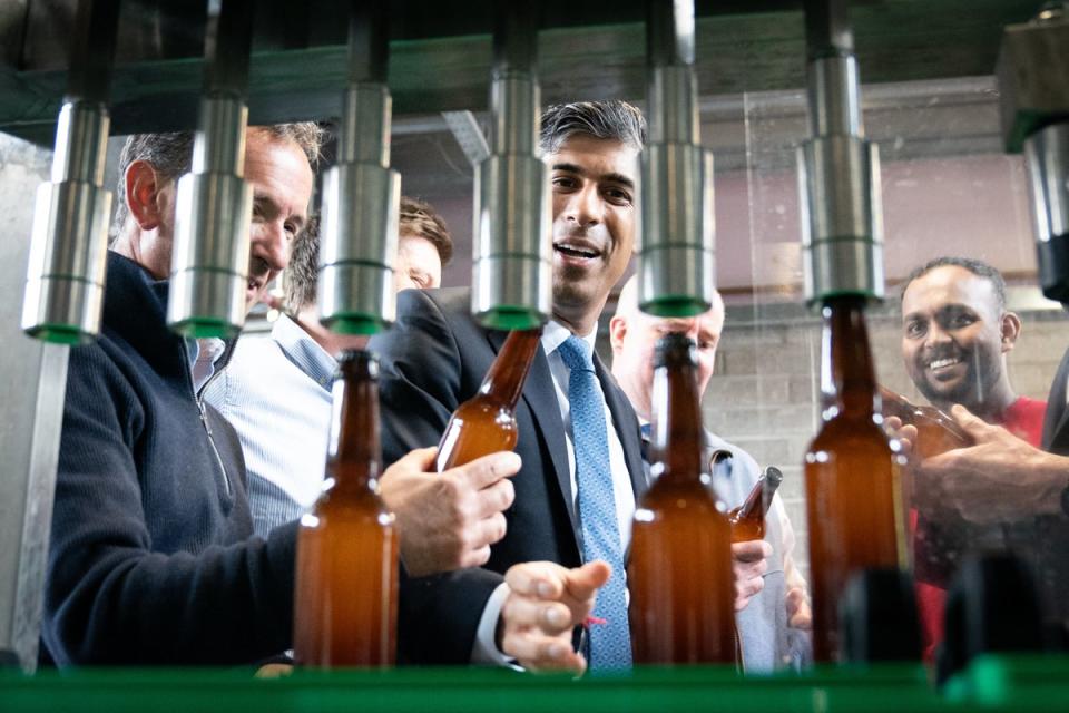 Prime Minister Rishi Sunak (centre) watching beer being bottled at the Vale of Glamorgan Brewery, in Barry (Stefan Rousseau/PA) (PA Wire)