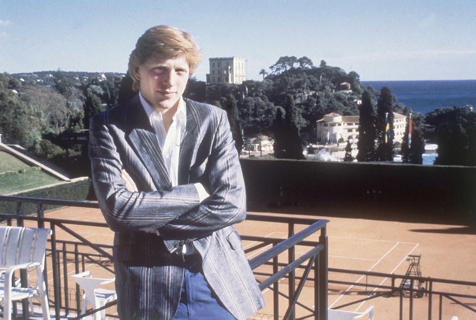 Der junge Tennisspieler Boris Becker lebt mit einen ersten Millionen im Steuer-Paradies Monaco. Leider aber auch sehr oft in München, was ihm 2002 seinen ersten Steuerprozess in Deutschland einbrachte. (Bild: Apple TV+)