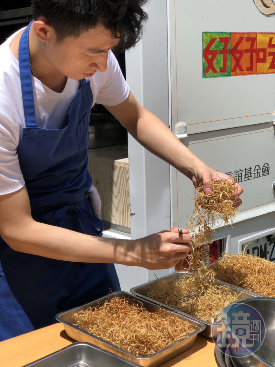 炸得香脆的牛蒡絲作為配菜用。