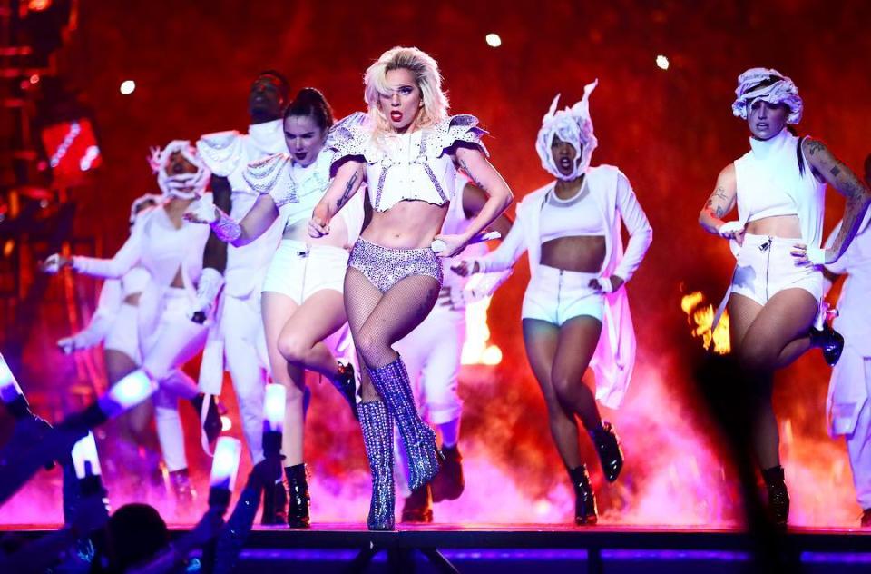 <p>Rappelez-vous, en 2017, Lady Gaga fait le show à la mi-temps du Super Bowl. Si la chanteuse enflamme le NRG Stadium de Houston (Texas) avec une performance délirante comme à l’accoutumée, de nombreux internautes ne tardent pas à se moquer de son physique sur les réseaux sociaux. Le qualificatif “grosse” revient régulièrement. L’artiste, loin de se laisser atteindre par les commentaires injurieux, réplique sur Instagram, pour elle, mais aussi pour toutes les autres femmes. “Je suis fier de mon corps et vous devriez être fiers du vôtre aussi. Soyez vous, et soyez sans relâche vous.” Bien dit ! (Crédit Instagram @ladygaga) </p>