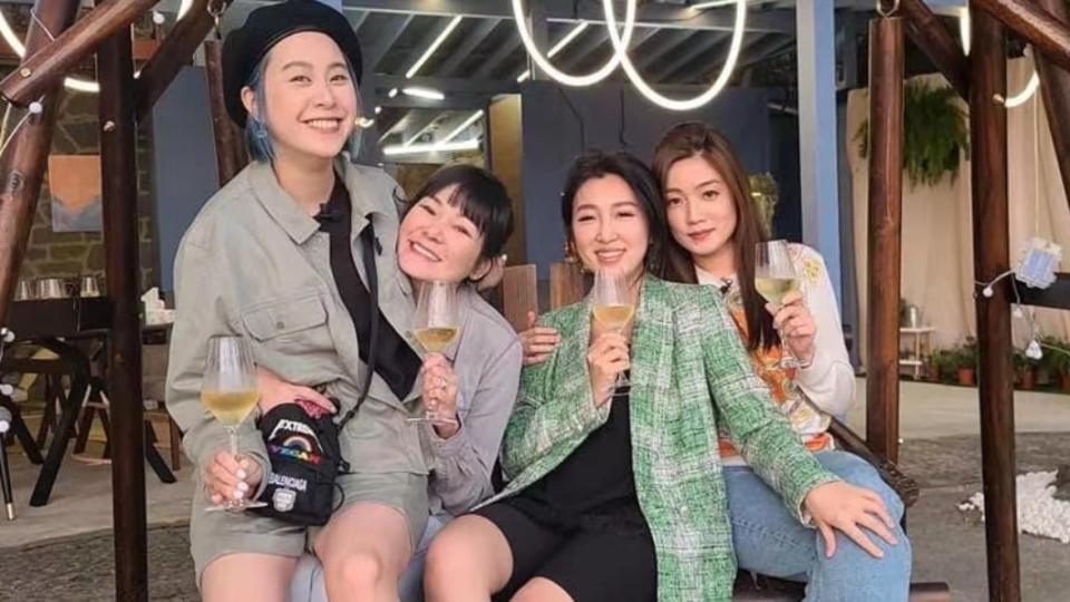 黃小柔（左起）、Vicky、Darren老婆ViVi、柯有倫老婆Donna上節目。（圖／TVBS）