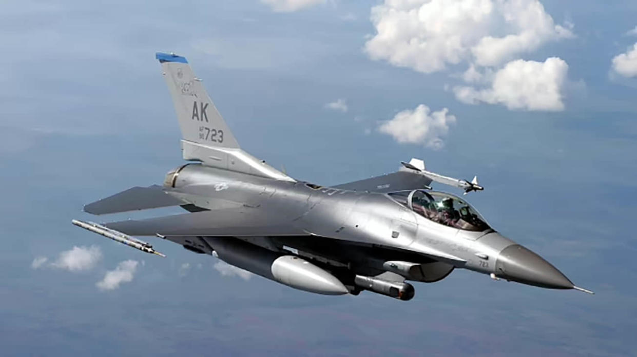 F-16 jet. Stock photo: Wikipedia