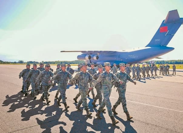 中國數百解放軍在上週末搭乘運-20空降歐洲，參加本週在白俄羅斯斯布列斯特市舉行的聯合反恐軍事演習。   圖 : 翻攝自解放軍報