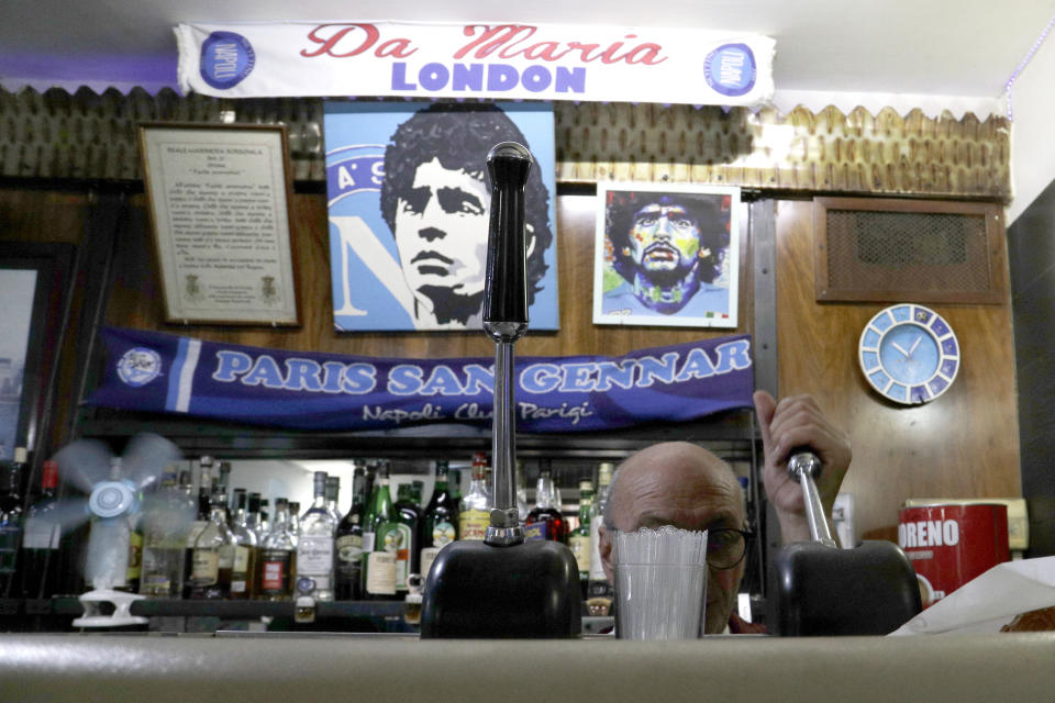 Altar dedicado a Diego Maradona en el Bar Nilo de Nápoles, ciudad que nunca dejó de adorar al argentino. Foto del 18 de septiembre del 2019. (AP Photo/Gregorio Borgia, File)