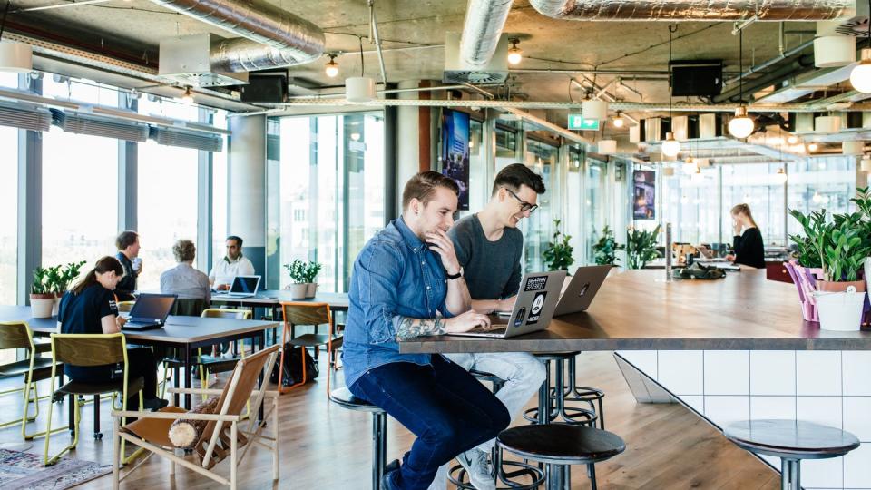 In Ruhe arbeiten oder mit anderen Kreativen austauschen: Coworking Spaces wie der von WeWork am Potsdamer Platz in Berlin bieten im Idealfall beides. Foto: WeWork