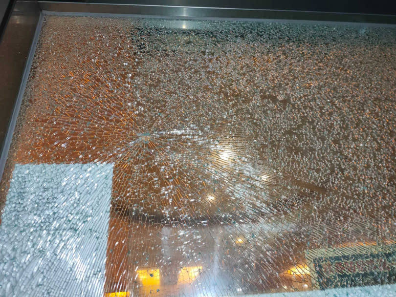 商場保齡球館的玻璃也被王嫌持瓦斯槍擊破。（圖／讀者提供）