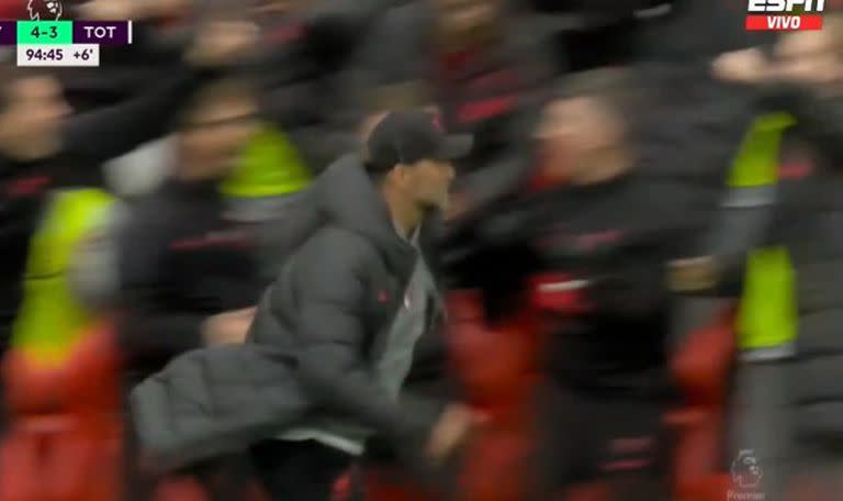 La corrida de Klopp en donde se lesiona por festejar de manera alocada el 4-3 de Liverpool ante Tottenham