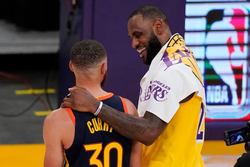 ▲Stephen Curry和LeBron James擁抱致意。（圖／美聯社／達志影像）