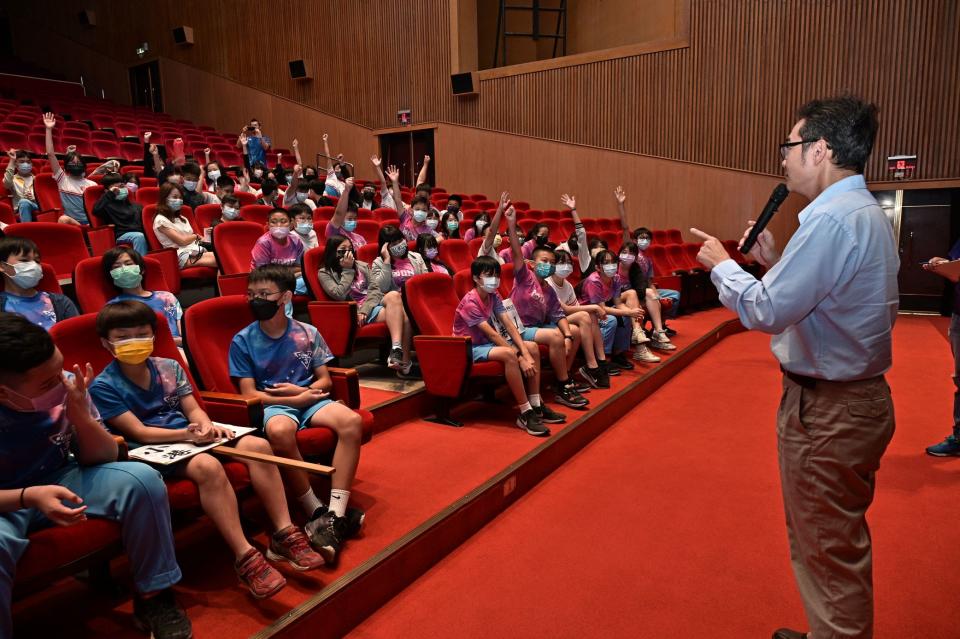 中鋼公司孫宏魁處長（前排中）與坪頂國小校長師生合影。（記者蔣謙正翻攝）