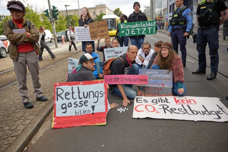 Activists, some of whom had previously taken part in a hunger strike in the Invaliden Park, block traffic in the Invalidenstrasse.  The hunger strike is said to have ended for the time being.  Jörg Carstensen/dpa