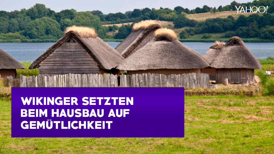 <p>Ihre Dächer deckten die Wikinger für eine effektive Wärmedämmung mit Grassoden. Im Inneren des Hauses brannte immer ein offenes Feuer. Rundherum bauten die Wikinger Bänke, die Schlaf- und Sitzplätze für die gesamte Familie boten. (Ap Photo) </p>