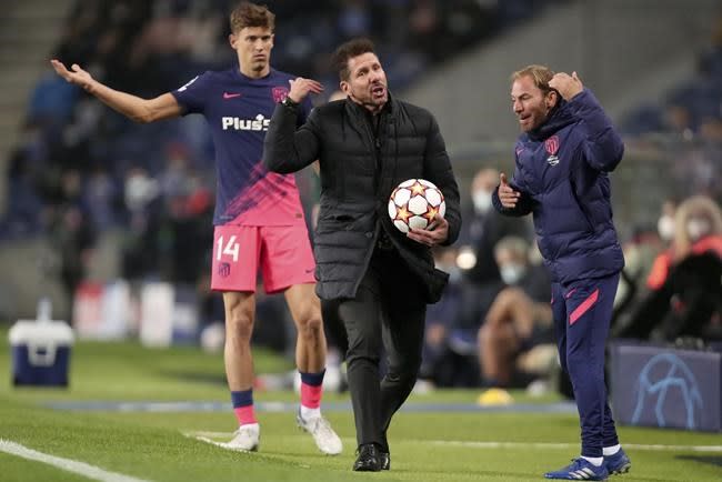 after red cards late goals atletico advances to cl last 16