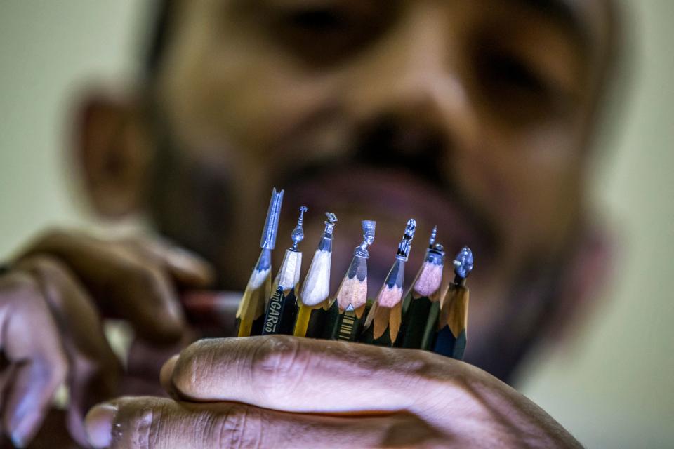 <p>Ibrahim Bilal es un artista egipcio que tiene una habilidad muy curiosa. Es capaz de hacer esculturas maravillosas en un espacio tan reducido como la punta de un lápiz. (Photo by KHALED DESOUKI/AFP via Getty Images)</p> 