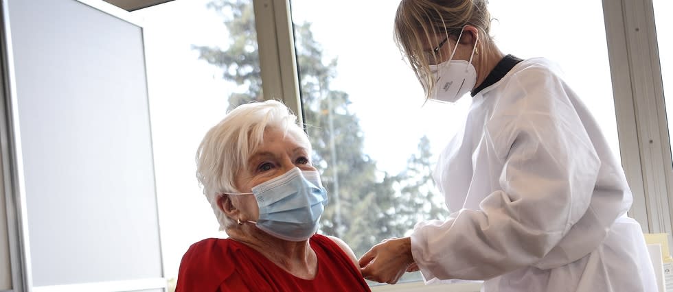 À 92 ans, la comédienne Line Renaud a reçu sa première injection de vaccin contre le Covid-19, à Rueil-Malmaison, où elle habite.
