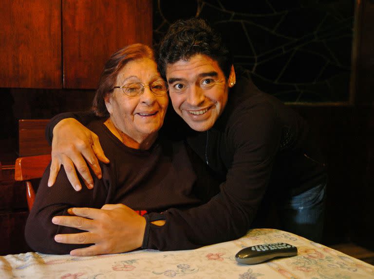 Maradona con su madre, Doña Tota