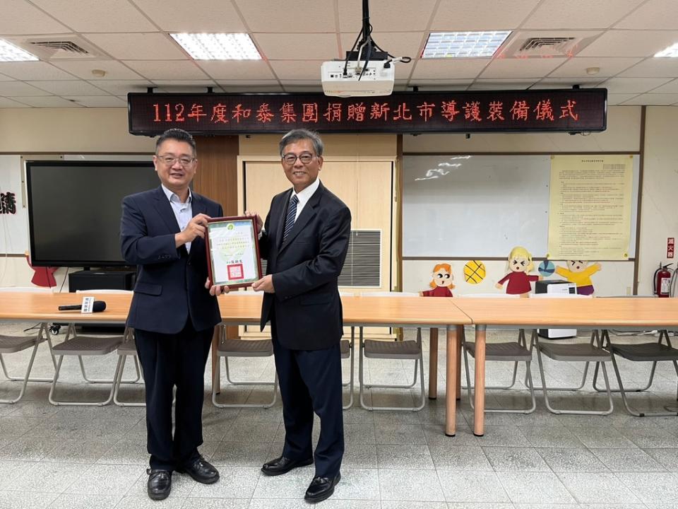 《圖說》劉明超副局長(左)致贈感謝狀予和泰汽車劉松山協理(右) 。〈教育局提供〉