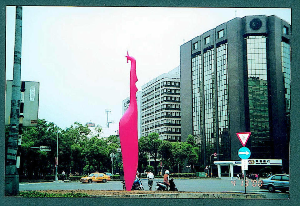 1999年設置在台北市民生東路、慶城街口的「飛躍東區」公共藝術品，高度達六公尺多，加上顏色鮮豔，當時路過的市民，都要多看兩眼。圖／聯合報系資料照片