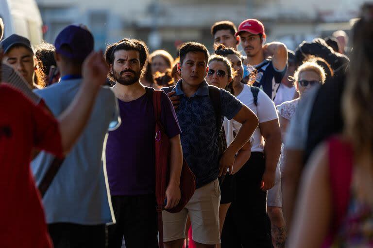 En Constitución, también se registraron largas filas en las paradas de colectivo