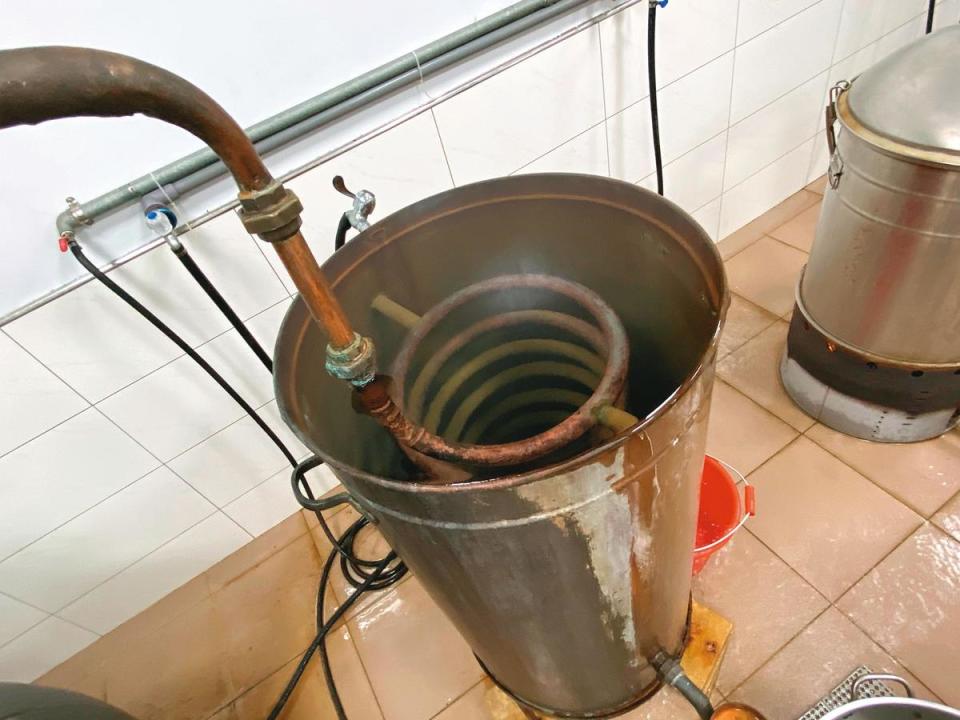 這款壺式蒸餾器採用傳統的蟲桶冷凝。