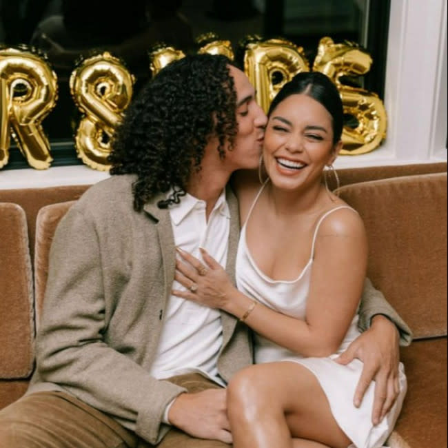 Cole Tucker y Vanessa Hudgens tras anunciar su compromiso matrimonial el pasado mes de febrero credit:Bang Showbiz