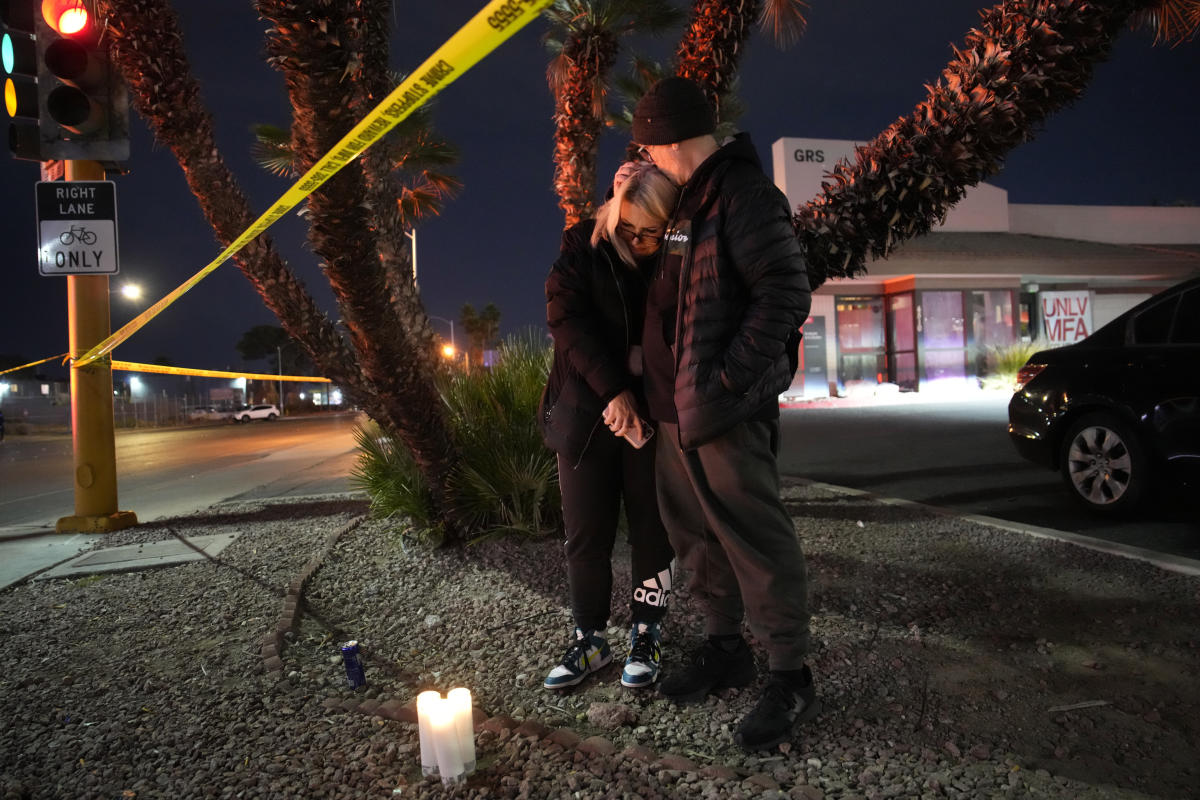 Стрелецът от Вегас, който уби 3-ма, е професор, който наскоро е кандидатствал за работа в UNLV, казва източник на AP