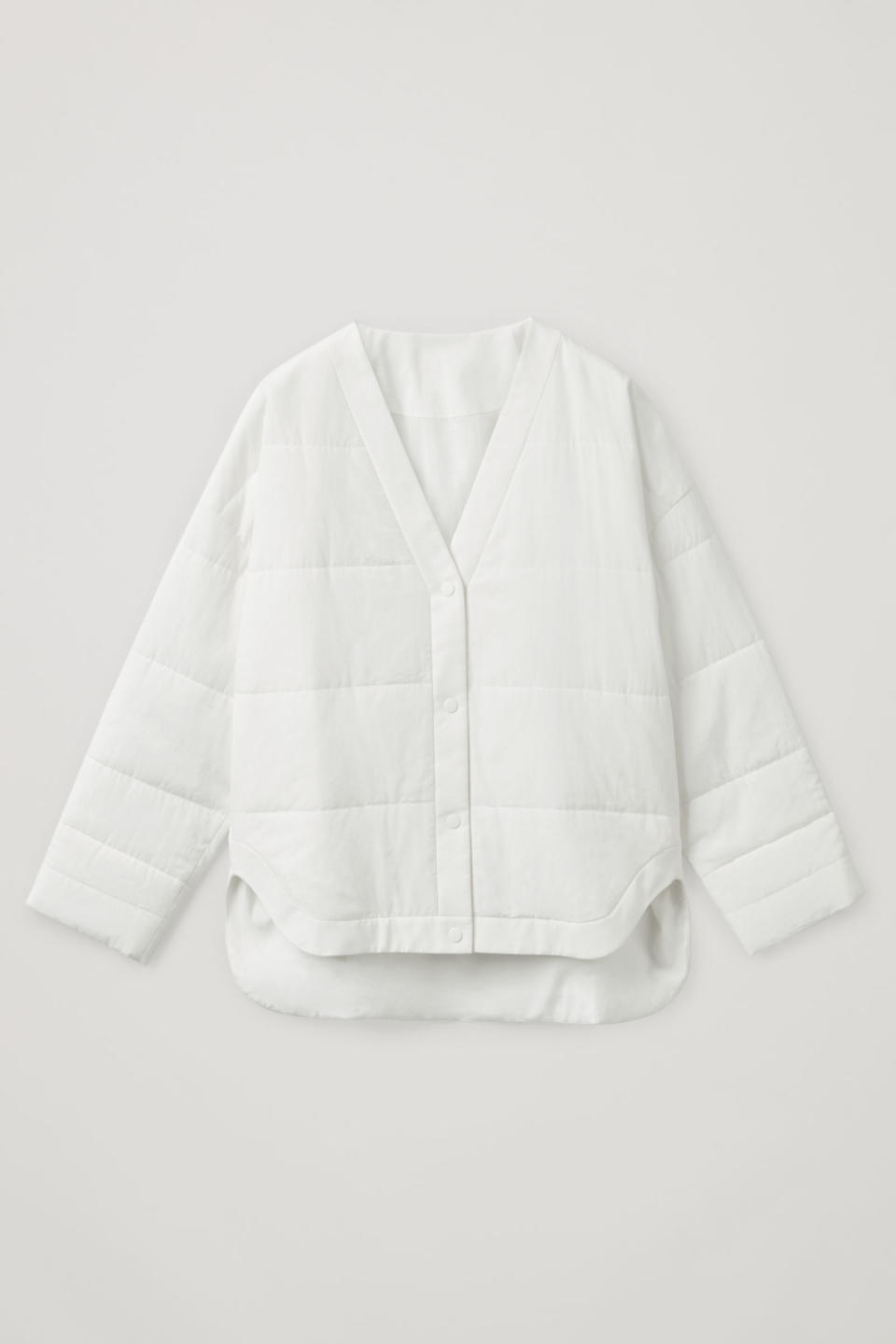 Chaqueta blanca acolchada de Cos (115€). 