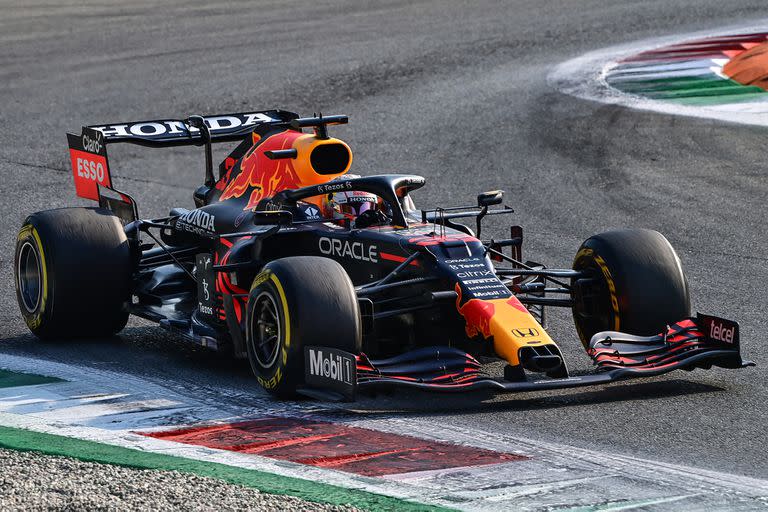 Max Verstappen partirá primero en la carrera del Gran Premio de Italia, una buena oportunidad de ampliar su ventaja, hoy de cinco puntos sobre Lewis Hamilton, en la Fórmula 1.