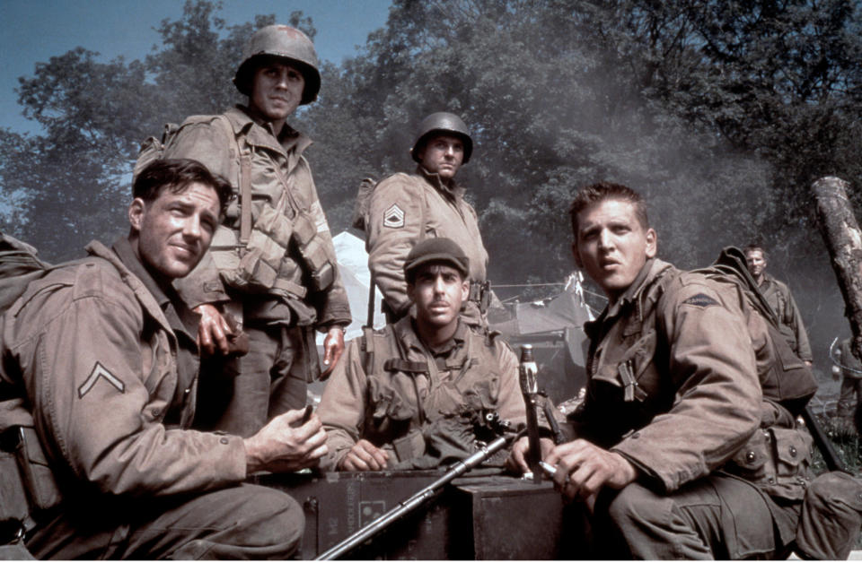 Prod DB © Amblin - Paramount - Dreamworks / DR IL FAUT SAUVER LE SOLDAT RYAN (SAVING PRIVATE RYAN) de Steven Spielberg 1998 USA avec Edward Burns, Giovanni Ribisi, Tom Sizemore, Adam Goldberg et Barry Pepper soldats, guerre, WW2, treillis, galons, bivouac