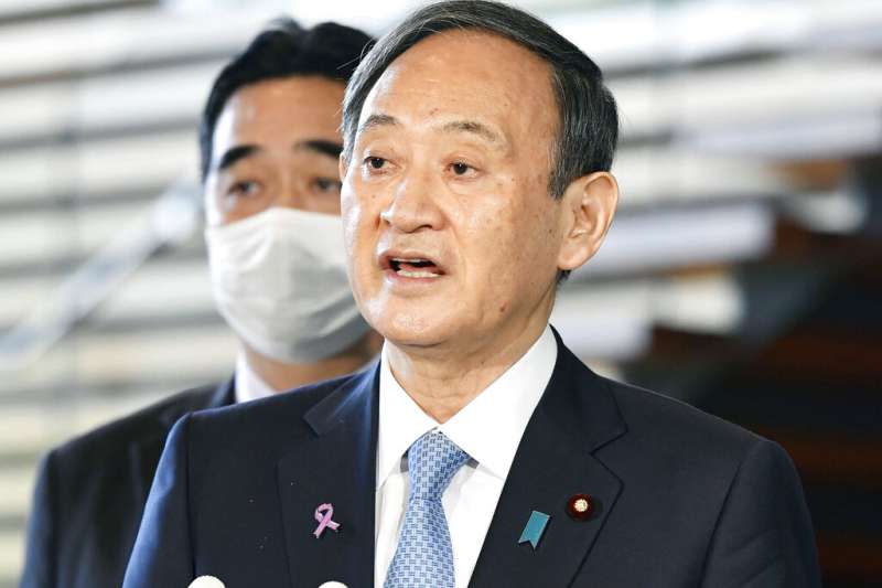 日本首相菅義偉對媒體說明他與拜登的通話內容。（美聯社）