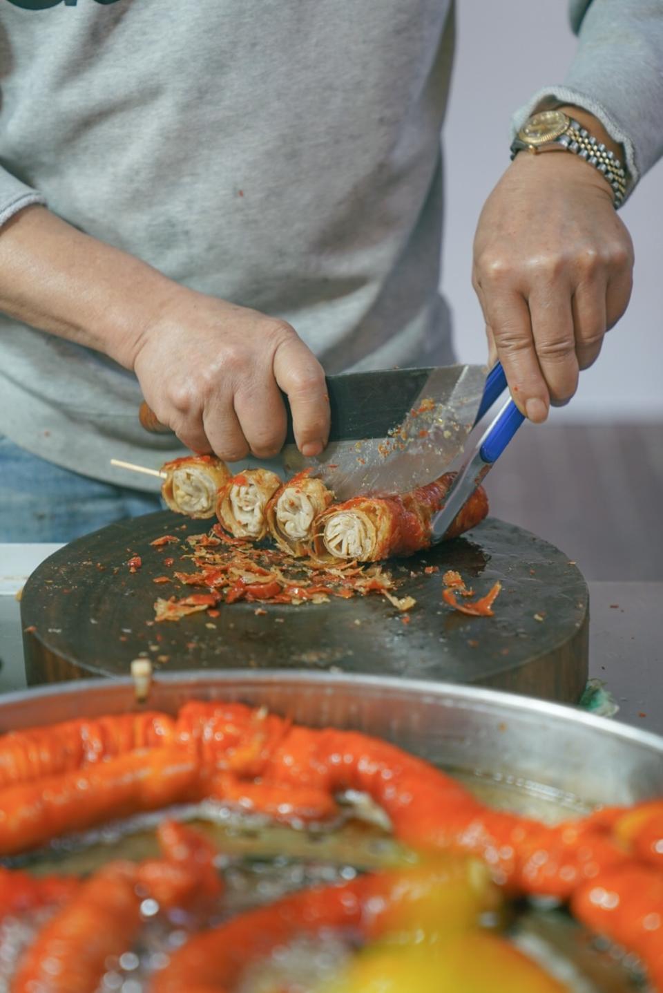  現點現炸的大腸圈，用竹籤一個個串起。