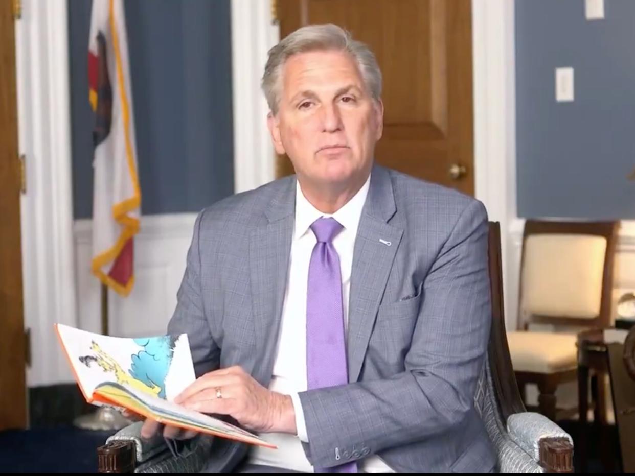 <p>Kevin McCarthy, líder de la minoría de la Cámara de Representantes, leyendo Green Eggs and Ham del Dr. Seuss.</p> ((Kevin McCarthy - Twitter))