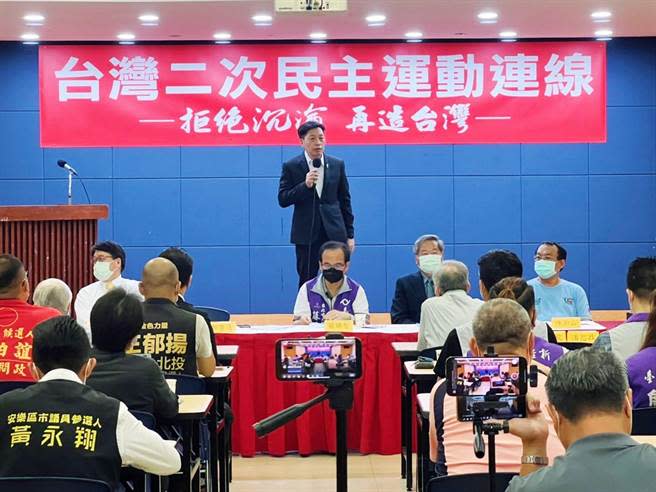 台北市長參選人蘇煥智、桃園市長參選人鄭寶清與台南市長參選人許忠信今天發起「台灣二次民主運動連線」，正式成立「台灣二次民主運動連線」。（鄭寶清競選辦公室提供）